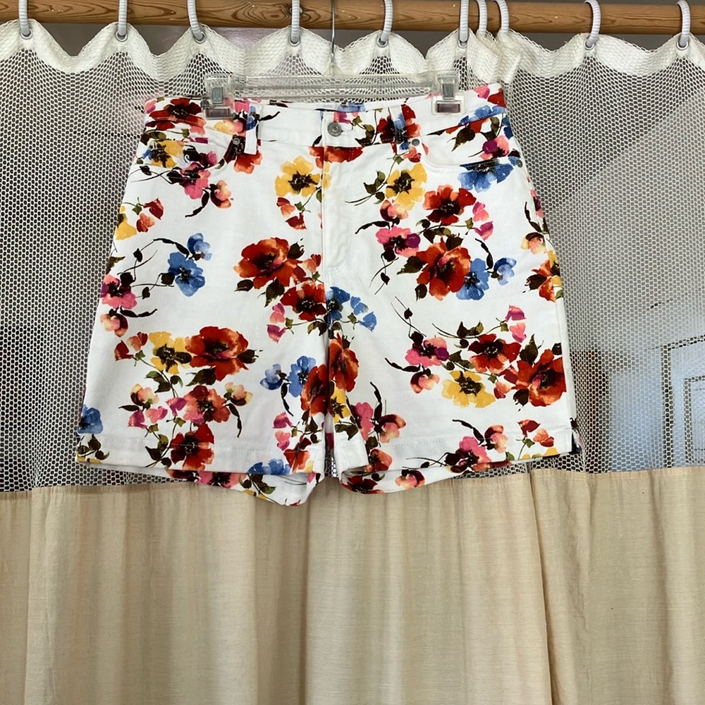 Ladies, Gloria Vanderbilt shorts size 12